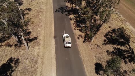 Drohnenflug-Eines-Land-Rover-Fahrzeugs,-Das-Im-Australischen-Outback-Fährt