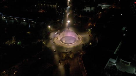 Drohnen-Nachtaufnahme-über-Dem-Paseo-Monejo-In-Merida,-Yucatan,-Mexiko.-Ausgezeichnetes-Video-Für-Einen-Reise-Vlog