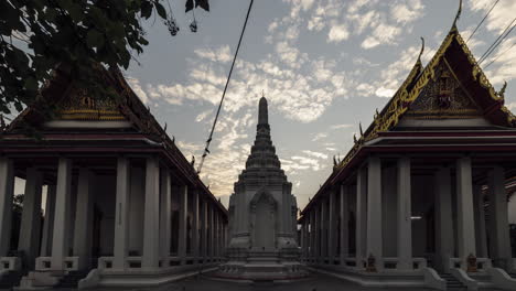 A-4K-time-lapse-of-dawn-at-a-Buddhist-temple-in-Bangkok,-Thailand