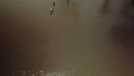 Vista-Aérea-De-Una-Canoa-Indígena-Cruzando-El-Río-Orinoco