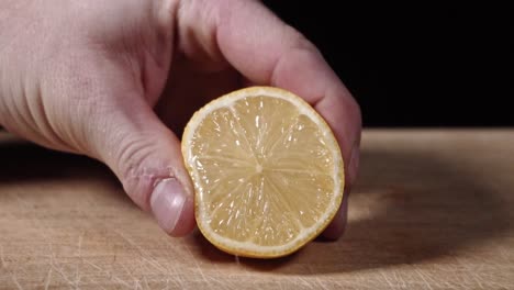 Zitrone-Wird-Für-Einen-Werbespot-Gepresst