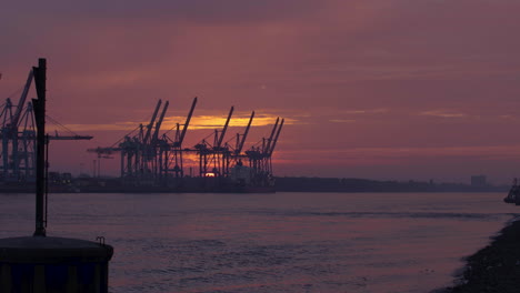 Zeitraffer-Eines-Sonnenuntergangs-Am-Hamburger-Hafen:-Viele-Schiffe-Und-Boote-Auf-Der-Elbe