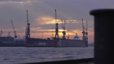 Docks-Des-Hamburger-Hafens-Mit-Malerischem-Sonnenuntergang-In-Zeitlupe