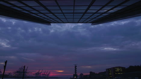 Zeitraffer-Des-Rosafarbenen-Himmels-über-Dem-Hamburger-Hafen-Mit-Moderner-Architektur,-Blick-Vom-Dockland