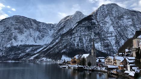 Timelapse-of-Lake-Hallstatt-with-beautiful-moving-clouds-at-the-top-of-the-mountain