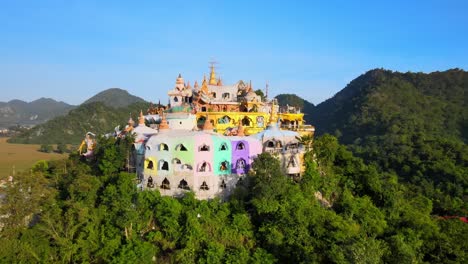 Imágenes-De-Drones-De-4k-Del-Templo-De-Tham-De-La-Canción-De-Wat-Simalai-De-Colores-Brillantes-En-La-Exuberante-Campiña-Verde-De-Tailandia