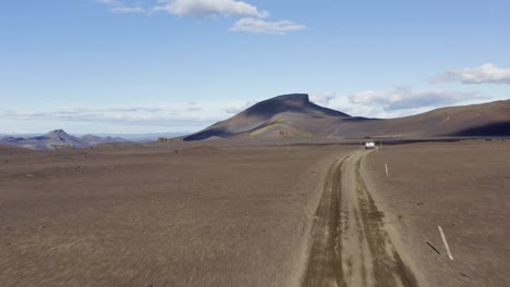 Conducción-De-Automóviles-Todoterreno-En-Un-Camino-De-Tierra-Hacia-El-Volcán-Helka-En-El-Sur-De-Islandia