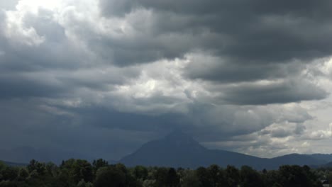 Lapso-De-Tiempo-De-Nubes-De-Tormenta-Oscuras-Sobre-Una-Montaña-Austriaca
