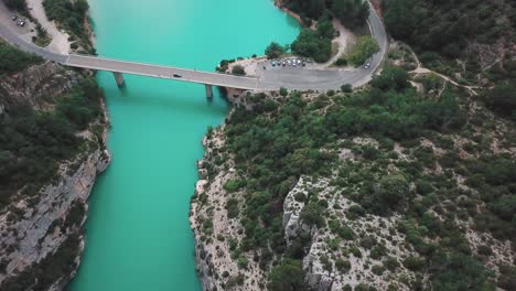 Dolly-High-Angle-Drohnenaufnahme-Einer-Brücke,-Die-Das-Ende-Einer-Schlucht-In-Frankreich-Verbindet