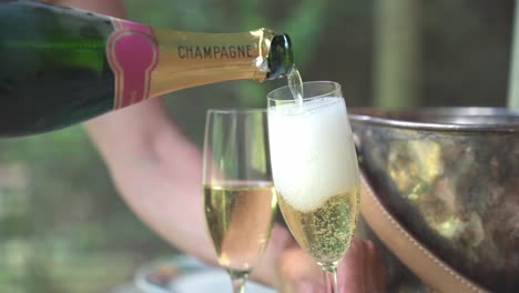 Gastgeber-Gießt-Champagner-Frisch-In-Ein-Flötenglas-Für-Ankommende-Gäste,-Um-Ihre-Flitterwochen-Zu-Feiern