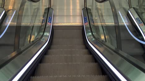 An-escalator-going-down-and-arriving-at-the-bottom