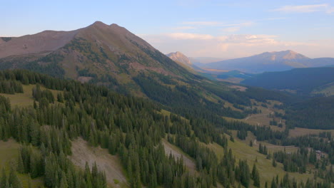 Luftaufnahme-Von-Der-Spitze-Eines-Bergrückens-In-Den-Colorado-Rocky-Mountains-An-Einem-Schönen-Sommertag