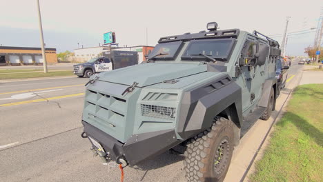 Vehículo-Espartano-Blindado-Estacionado-En-La-Calle-Con-Bandera-Canadiense-|-Militar-|-Policía