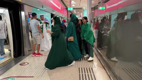 Saudische-Mädchen-Auf-Dem-Weg-Zum-Stadion,-Um-Ein-Saudisches-Spiel-In-Doha-Zu-Sehen