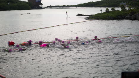 Gruppe-Von-Amateur-Wettkämpferinnen-Teilnehmerinnen,-Die-Einen-Triathlon-Wettkampf-Aus-Dem-Wasser-Starten