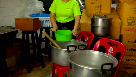 Thailand,-Bangkok---13.-August-2022:-Ein-Paar-Arbeiter-Filtern-Kokoswasser-Bei-Der-Herstellung-Von-Kokosgelee,-Berühmtem-Thailändischen-Straßenessen