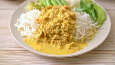 Fideos-De-Arroz-Tailandeses-Con-Curry-De-Cangrejo-Y-Verduras-Variadas---Comida-Sureña-Local-Tailandesa