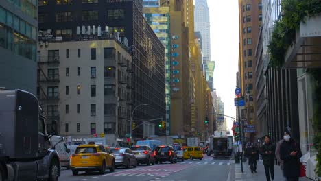 Typical-Traffic,-Skyscrapers-And-Pedestrians-In-Manhattan,-New-York-City,-USA