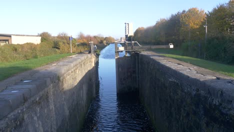 Esclusa-De-Agua-Del-Gran-Canal-Para-Controlar-El-Flujo-De-Agua-En-Dublín,-Irlanda