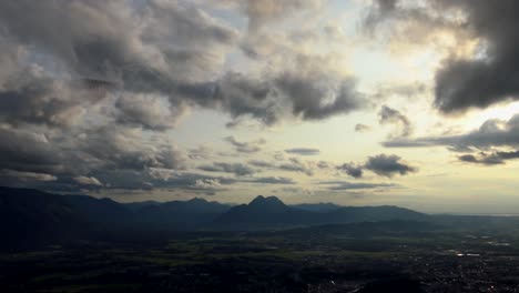 Sonnenuntergang-Im-Zeitraffer-Von-Wolken-über-Salzburg-Mit-Einem-Herumfliegenden-Gleitschirm