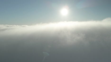 Volando-Sobre-Las-Nubes-Blancas-Brillantes-En-La-Tarde