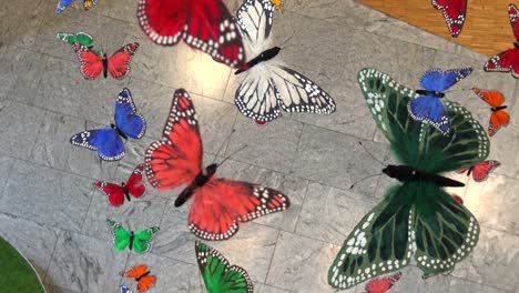 Neigungsaufnahme-Eines-Schmetterlingsmobils-In-Einem-Einkaufszentrum