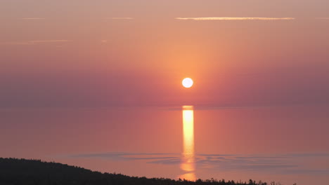 Sonnenscheinreflexionspfad-Sonnenaufgang-über-Ozean