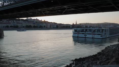 Danube-view-from-Raqpart-shore-under-the-bridge,-Pest-side