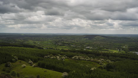 Zeitraffer-Einer-Panoramischen-Naturlandschaft-An-Einem-Frühlingstag-Mit-Ziehenden-Wolken-Im-Ländlichen-Irland
