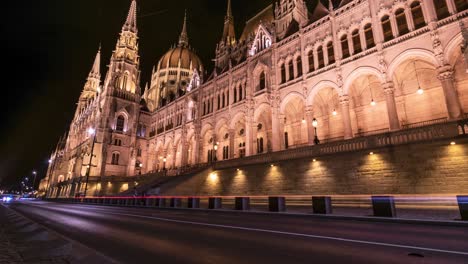 Zeitraffer-Vor-Dem-Parlament-In-Budapest-Mit-Vorbeifahrenden-Autos-In-Der-Nacht,-4k-Uhd