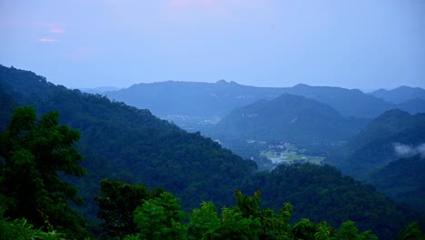 Landschaftszeitraffer-Von-Einem-Aussichtspunkt-Im-Khao-Yai-Nationalpark,-Der-Mit-Nachmittagswolken-Bedeckt-Ist-Und-Dann-Dörfer-Im-Tal-Unten-Enthüllt,-Bis-Es-Dunkel-Wird
