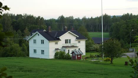 Großes-Weißes-Haus-In-Schweden