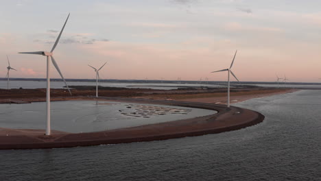 Windturbinen-Und-Aquakultur-Während-Des-Sonnenuntergangs-Auf-Der-Insel-Neeltje-Jans,-Niederlande