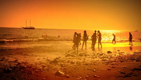 Tolles-Meer-Ziel-Silhouetted-Menschen-Familie-Vulkanischer-Felsen-Strand-Goldene-Stunde-Reisen-Ferien-Urlaub-Freizeit-Ruhe-Gelassenheit-Entspannt-Ozean-Paradies-Sonnenuntergang-Party-Sommer-Aktivität