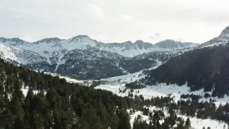 Fliegen-Einer-Drohne-Durch-Eine-Karte-Im-Skigebiet-Andorra