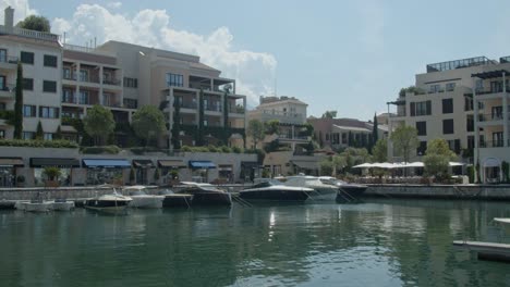 Boote-In-Einem-Hafen-Im-Mittelmeer-An-Einem-Schönen-Sonnigen-Tag-Mit-Passanten-Im-Hintergrund
