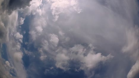 Cielo-Azul-Y-Capa-De-Nubes-Moviéndose-En-Una-Hermosa-Tarde-Soleada