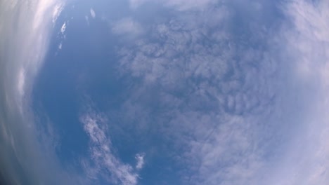 Cielo-Azul-Y-Capa-De-Nubes-Moviéndose-En-Una-Hermosa-Tarde-Soleada