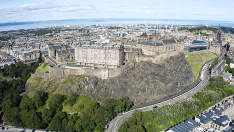 Una-Vista-única-Del-Castillo-De-Edimburgo-Y-El-Puesto-Del-Tatuaje-Militar-Real-De-Edimburgo