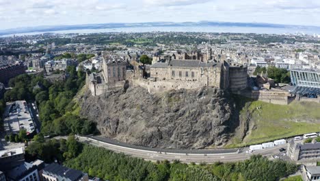 Ein-Einzigartiger-Blick-Auf-Edinburgh-Castle,-Das-Aus-Der-Luft-Umkreist-Wird
