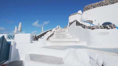 Die-Treppen-Der-Straßen-Von-Oia,-Santorini-Hinaufgehen