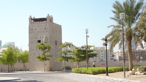 Histórico-Al-Fahidi-En-Dubai,-Emiratos-árabes-Unidos---El-Impresionante-Paisaje-De-Los-Hermosos-Edificios-Históricos-Con-Un-Cielo-Verde-Verde-Y-Azul-Brillante-Arriba---Plano-General