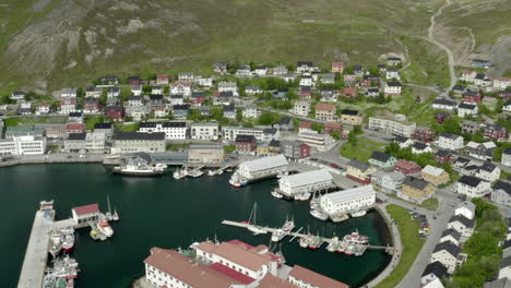 Umlaufender-Trieb-über-Der-Norwegischen-Stadt---Honningsvåg