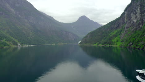 Calm-dolly-style-shoot-of-Geiranger-Fjord-in-Norway