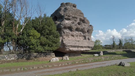 Vorbei-An-Einem-Römischen-Mausoleum-Auf-Dem-Via-Appia-Namens-Mausoleo-Piramidale-An-Einem-Sonnigen-Tag