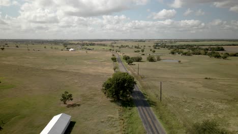 Überführung-Einer-Landstraße-Im-Westen-Von-Texas-In-Der-Nähe-Von-Crawford-Im-Gange