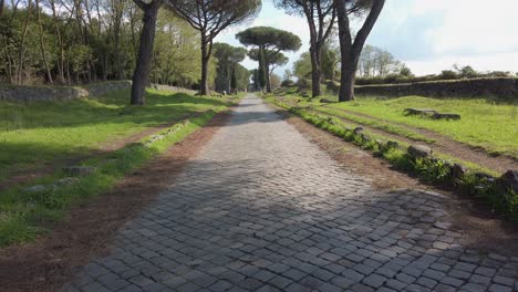 Appian-Way,-Eine-Berühmte-Römerstraße-Mit-Pinien-Und-Römischen-Ruinen,-UNESCO-Welterbe