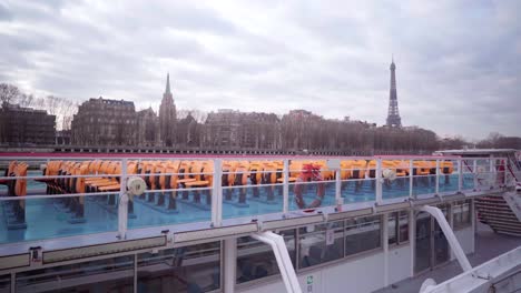 Empty-tourist-river-boats-in-Paris-during-lockdown-during-the-Covid-19-pandemic,-with-view-of-the-Eiffel-Tower,-tourism-in-France