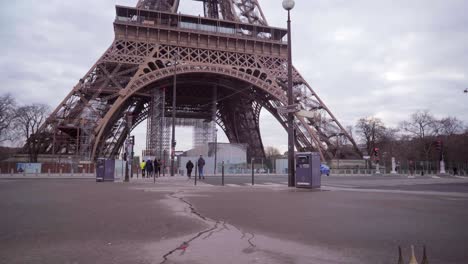 Paisaje-De-La-Torre-Eiffel-En-París-Con-Una-Versión-Dorada-En-Miniatura-En-Primer-Plano,-Turismo-En-Francia