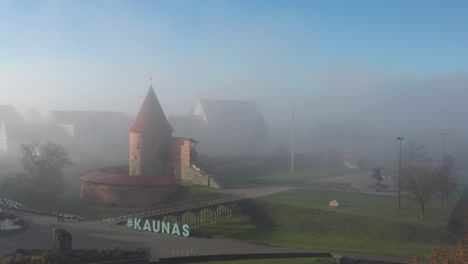 El-Horizonte-Del-Casco-Antiguo-De-Kaunas-Durante-Una-Fuerte-Niebla